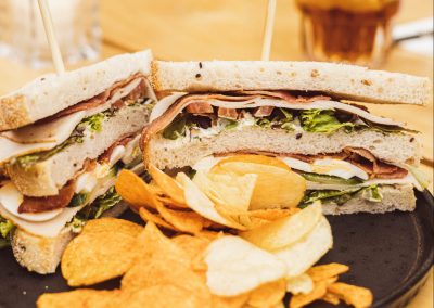 Lunchgerecht clubsandwich met chips op bord